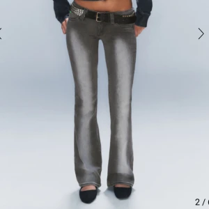 Grå bootcut jeans - Snygga grå bootcut jeans, helt nya med prislapp. De är lågmidjade och har en cool tvättad look. Perfekta för en avslappnad stil med en edgy touch. Passar bra till både vardag och fest!