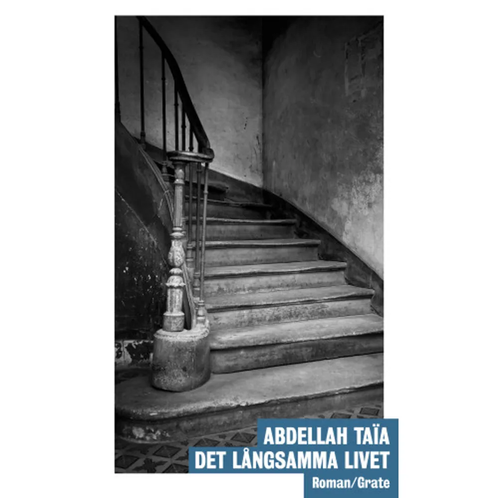 Efter terrorattentaten i Frankrike 2015 befinner sig Mounir, en 40-årig marockan, i en trängd situation. Han har nyligen flyttat in i en tvåa fyra trappor upp i centrala Paris. I en minimal etta ovanför bor Madame Marty, 80-årig, fattig och sjuk. Vänskapen mellan dem, Republikens utstötta, fördjupas fram tills allt en dag urartar. Efter ännu en sömnlös natt med Madame Martys steg ekande i huvudet är Mounirs nerver på helspänn. Han vrålar ut sin desperation inför henne, som skrämd av hans hotelser ringer polisen. Antoine, polismannen som förhör Mounir, misstänker honom för att ha samröre med jihadister. Men existerar verkligen Antoine? Var går gränsen mellan fantasi och verklighet? Med Det långsamma livet har Abdellah Taïa skapat en storslagen roman om uppbrott, om ensamhet och drömmar. Romanen var nominerad till såväl Prix Goncourt som Prix Renaudot 2019.Den marockanske författaren Abdellah Taïa, född 1973 i Rabat, introducerades för den svenska publiken 2012 med den hyllade självbiografiska romanen Ett arabiskt vemod. För sin roman Kungens dag belönades Taïa 2010 med det prestigefulla Prix de Flore. Han debuterade 2013 som filmregissör med en filmatisering av sin roman Frälsningsarmén, även den självbiografisk. Abdellah Taïa är sedan 1999 bosatt i Paris.»Det hela är både rörande och kraftfullt och därför är romanen otroligt bra.»Kulturnytt, P1»Det är en storartad roman om Mounirs olyckliga kärlekshistoria med ett Frankrike som inte förmår ge hela sin befolkning frihet, jämlikhet och broderskap.»Göteborgs-Posten»Denna psykologiskt gäckande och drömskt febriga historia om utanförskap och hopplöshet är oerhört skickligt berättad på ett utsökt språk.»BTJ      Format Danskt band   Omfång 263 sidor   Språk Svenska   Förlag Elisabeth Grate Bokförlag   Utgivningsdatum 2020-11-13   Medverkande Davy Prieur   Medverkande Håkan Lindquist   ISBN 9789186497781  . Böcker.