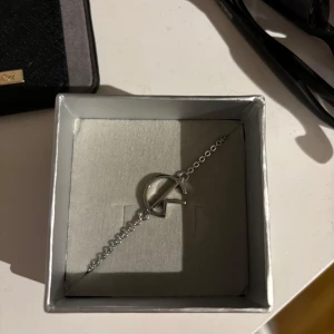 Calvin Klein armband - Snyggt silverfärgat Calvin Klein armband. Säljes pga använder inte. Använd ett fåtal gånger. 19 cm långt. Du står för frakten själv. 
