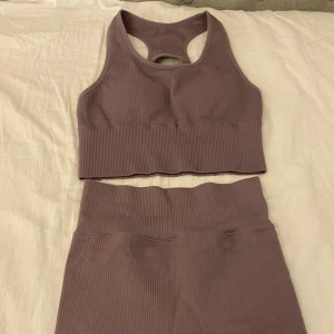 Lila set - Ribbat material, i fint skick🫶🏼storlek S 36/38 på både bh:n och shortsen🥰