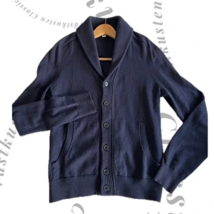 Stickad Cardigan - Tjena! Säljer nu denna riktigt snygga stickade cardigan i Kashmir blandning, tröjan är i ett mycket bra skick 8.5/10 inga defekter Hör av dig vid minsta lilla fråga eller fundering! Priset är ej hugget i sten! Mvh👏🏎️💨🤝💯💯