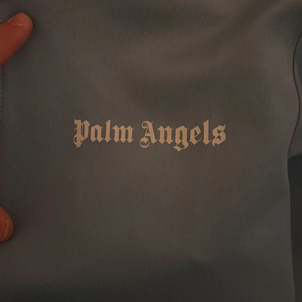 Säljer en snygg blå Palm Angels tröja.  Palm Angels-Replika av god kvalitet och superfint skick. Inköpt för 2 000 kr säljer vidare för 1 000 kr.                                                                 Pris är går att diskutera vid snabb affär♣️⚜️. Hoodies.