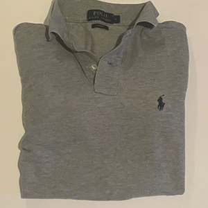 Grå raffe piké  - Säljer nu denna feta raffe piké☀️🌊piké är i fint skick och det är bara att höra av er vid funderingar💭