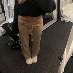 Säljer ett par superbekväma lågmidjade beige mjukisbyxor från bikbok i superbra skick💓