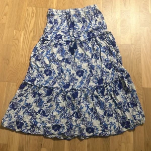 Långkjol från Holly & Whyte - Långkjol från Holly & Whyte i blått och vitt. Kjolen har elastisk midja och i jättebra skick💗