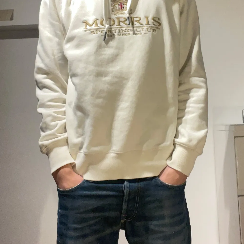 En riktigt skön hoodie från Morris i storlek xs (sitter som S) osäker på nypris men runt 1500 vit/beige köpt väldigt nyligen.. Tröjor & Koftor.