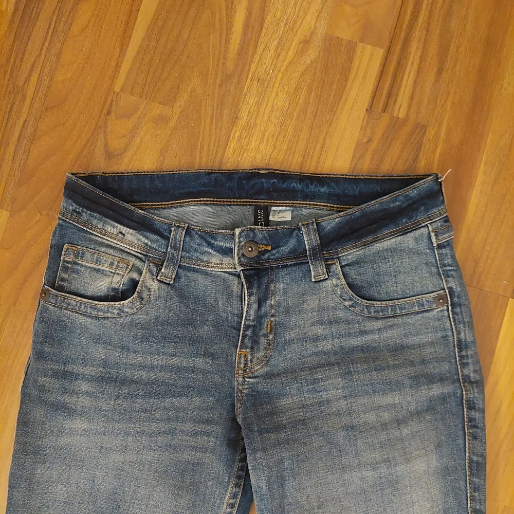 Säljer ett par snygga bootcut jeans med coola fickor med knapp. De är i nyskick, endast testade!. Jeans & Byxor.