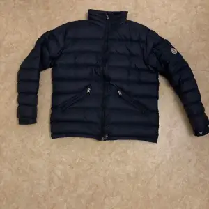 Tja, säljer en helt ny moncler cardigan. Den är väldigt fin och stilren. Passar många olika stilar, perfekt för hösten och våren. Storleken är L men den passar lite mer som M