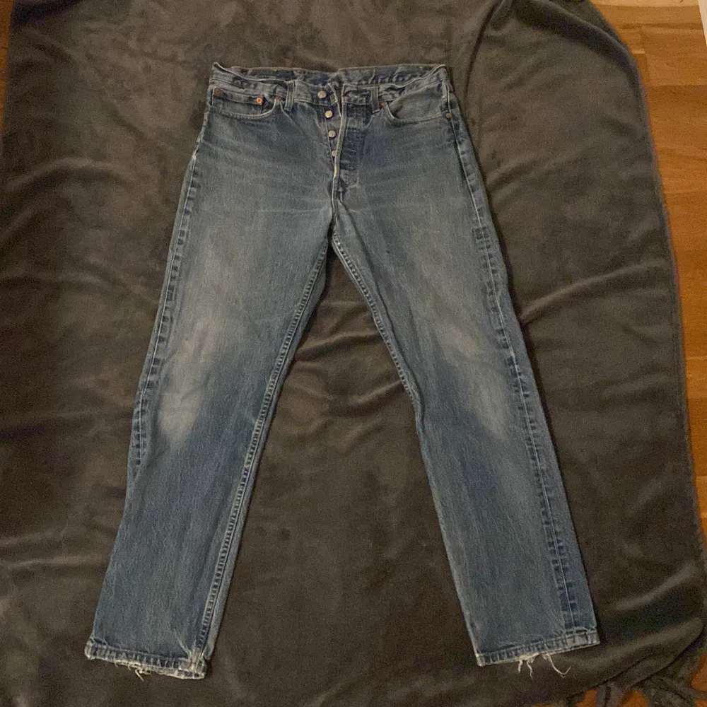 Säljer ett par klassiska Levis jeans i blå denim. De har en straight passform och är i bra skick med en vintage look. . Jeans & Byxor.