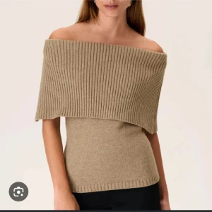 Beige offshoulder stickad topp - En superfin beige offshoulder topp i stickat material.  Toppen är i mycket bra skick och är lite liten i storleken 