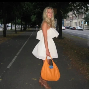 Vit klänning ifrån HM - Söker dennna klänning. Betalar väldigt bra. Skriv om ni säljer elller vet någon som säljer! Tack!!❤️vilken storlek som helst!!