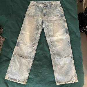 Carpenterjeans från Carhartt wip - Säljer ett par ljusa jeansbyxor från Carhartt i bra skick. Storlek 31x32
