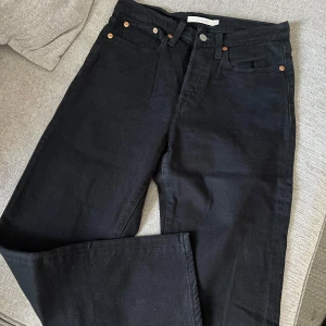 Svarta jeans i vintage-stil - Säljer ett par svarta vintage-stil jeans i mycket bra skick. De har en straight passform och är högmidjade, vilket ger en klassisk look. Perfekta för både vardag och fest! 🖤