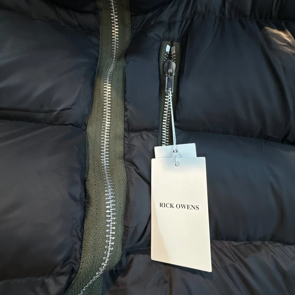 Finns i alla storlekar som sagt. Riktigt fet jacka den sitter så sjukt bra på. Man känner sig riktigt häftig alltså. Som sagt har fler Rick Owens varor. Vem vet kan bli din Rick Owens Plug 🔌 . Takit.