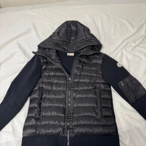 Moncler cardigan  - Hej jag säljer en helt ny Moncler Cardigan perfekt för hösten och i nyttskick 