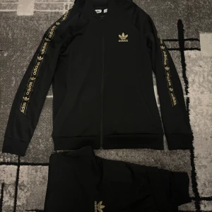 Svart set från Adidas - Säljer ett svart träningsset från Adidas i mycket bra skick. I stolen 176. Skulle passa som xs-s skulle jag säga. 