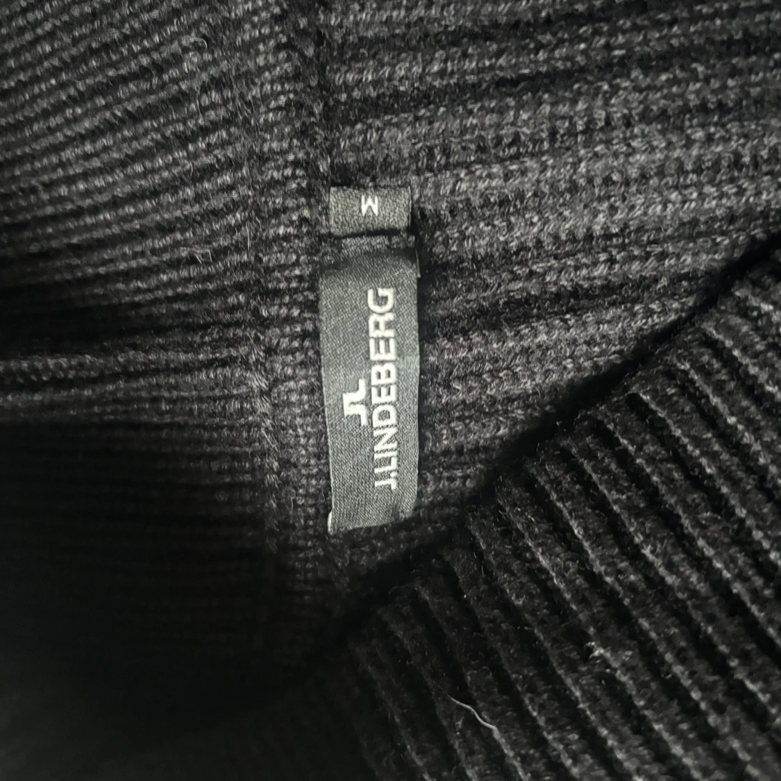 Svart stickad tröja från J.Lindeberg - 1