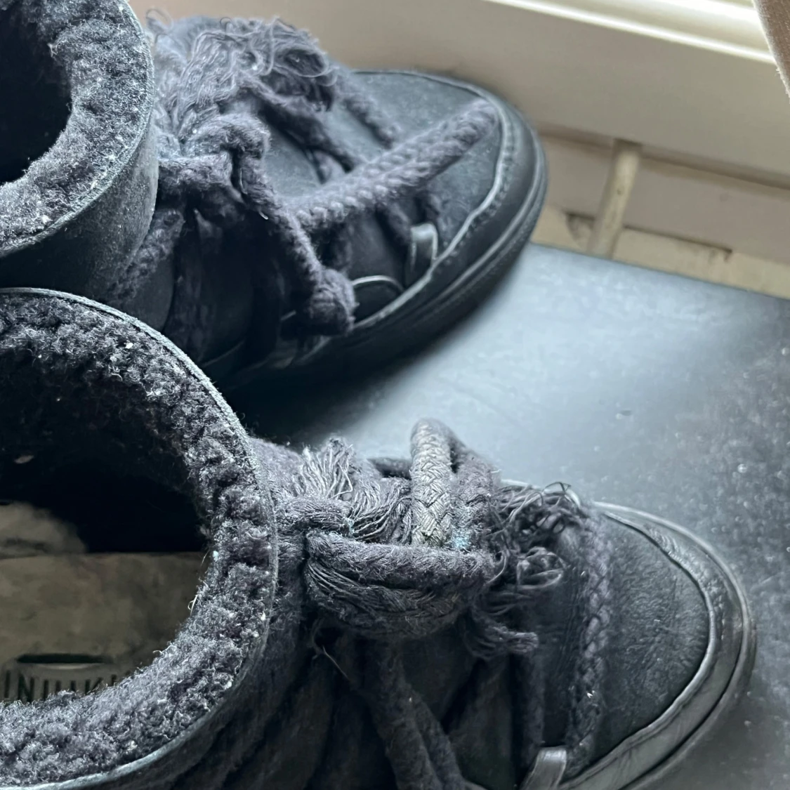 Inuikii skor svarta  - 2