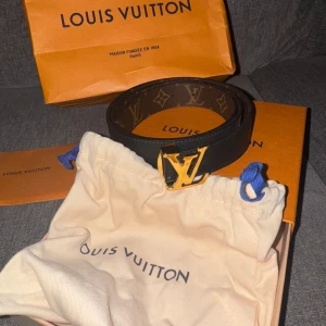 Louis Vuitton bälte 95 cm - LV Iconic 25MM Reversible bälte, endast använt en gång. Storlek 95 cm. Mitt pris 4000 kr. Dustbag, kartong o kvitto medföljer vid köp. Bältet går att ha både med svarta lädersidan ut eller monogram-mönstret ut. Finns i Sickla, Stockholm. Endast seriösa tack.