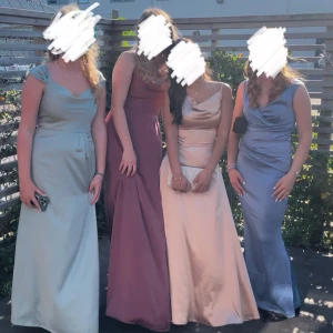 Champagne balklänning - Intressekoll på min jättefina champagnefärgade balklänning med snörning i ryggen och slits. Inga defekter då jag bara användt den en gång. Passar mig som är 160cm och ofta bär XS-S. Kom med prisförslag!💕