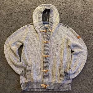 Grå cardigan ifrån petrol industries - Säljer denna gråmelerade cardiganen ifrån petrol industries riktigt varm och gosig. Cond:10/10                                                                   Pris:949                                                                           Storlek: L men passar M