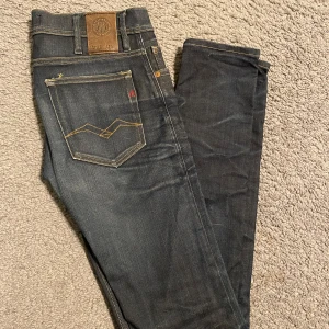 Replay jeans  - Ett par riktigt snygga replay jeans. Modellen är jondrill. Skick 10/10Nypris 1699kr. Mitt pris 219kr!! Skriv vid minsta fundering mvh Lysekilsgarderoben!! Skinny fit!