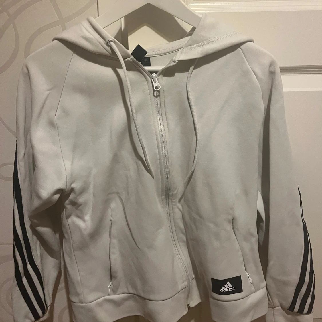 Vit huvtröja med dragkedja från Adidas