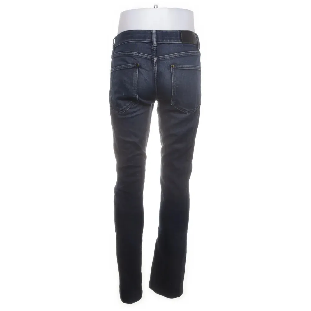 Snygga mörkblå jeans från Bläck med en klassisk femficksdesign. De har en knappgylf och är tillverkade i ett slitstarkt denimtyg. Perfekta för en stilren look. Storlek 48 = S/M. Farkut & Housut.
