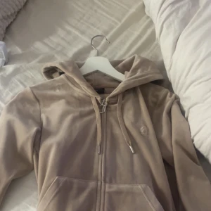 Juicy kofta  - Säljer denna beiga juicy koftan pga att den ej kommer till användning 💗