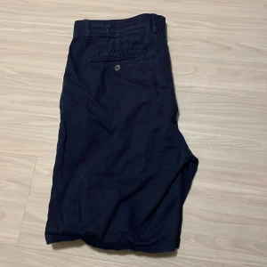 Marinblå shorts - Säljer ett par marinblå shorts som är perfekta till sommaren