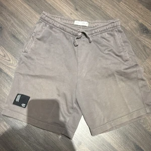 Grå shorts med snörning - Grå shorts från Zara i storlek 164