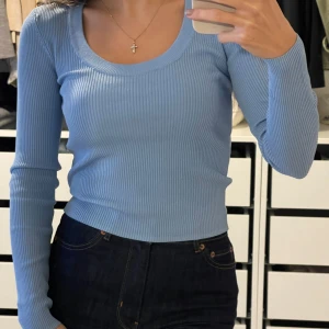 Ljusblå ribbad tröja från Zara - Säljer en ljusblå ribbad tröja från Zara. Tröjan har en rund halsringning och långa ärmar, perfekt för en stilren look. Passar bra till både jeans och kjol. Skicka ett meddelande vid intresse! 💙