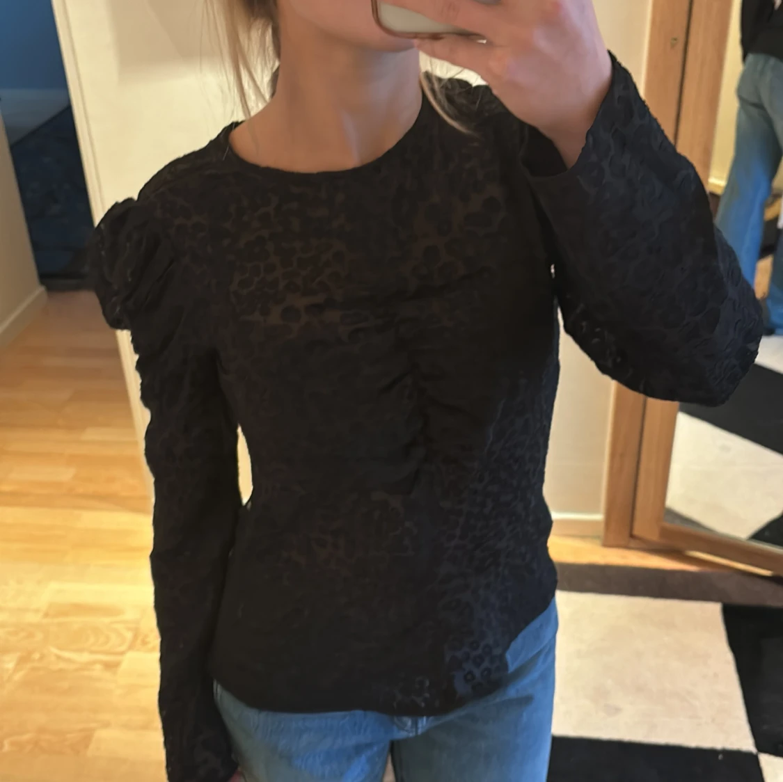 Svart blus från & Other Stories - 1