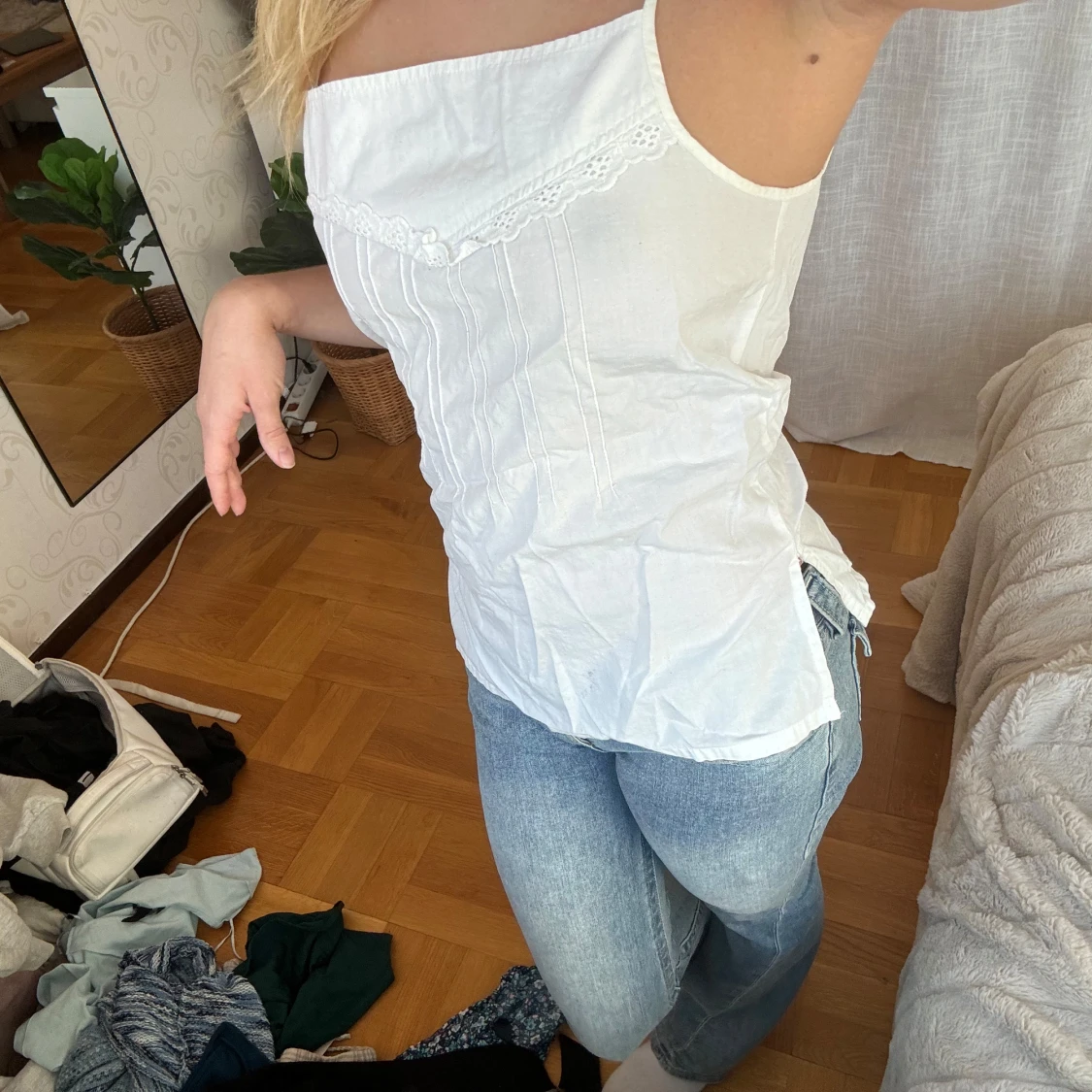 Vit topp med spetsdetaljer - 1