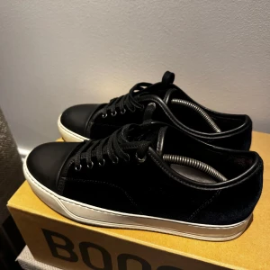 Lanvins uk 5 40,5- - Lanvins nyskick använda 3 gånger obs bara skor ingår nypris 5,5k passar 40,5-41 sulan är 26 cm 