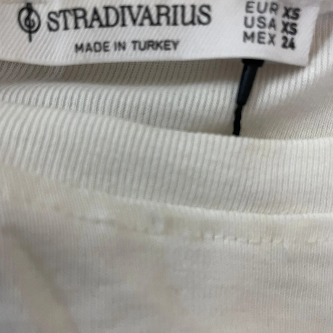 Vit t-shirt med leopardmönstrad rosett från Stradivarius - 2