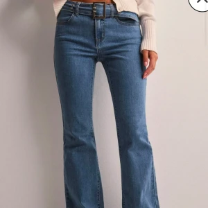 Blå jeans med bälte från ONLY - Snygga blå jeans från ONLY med medföljande bälte och klassisk femficksdesign. Byxorna har en rak passform. De är tillverkade i ett bekvämt denimtyg.