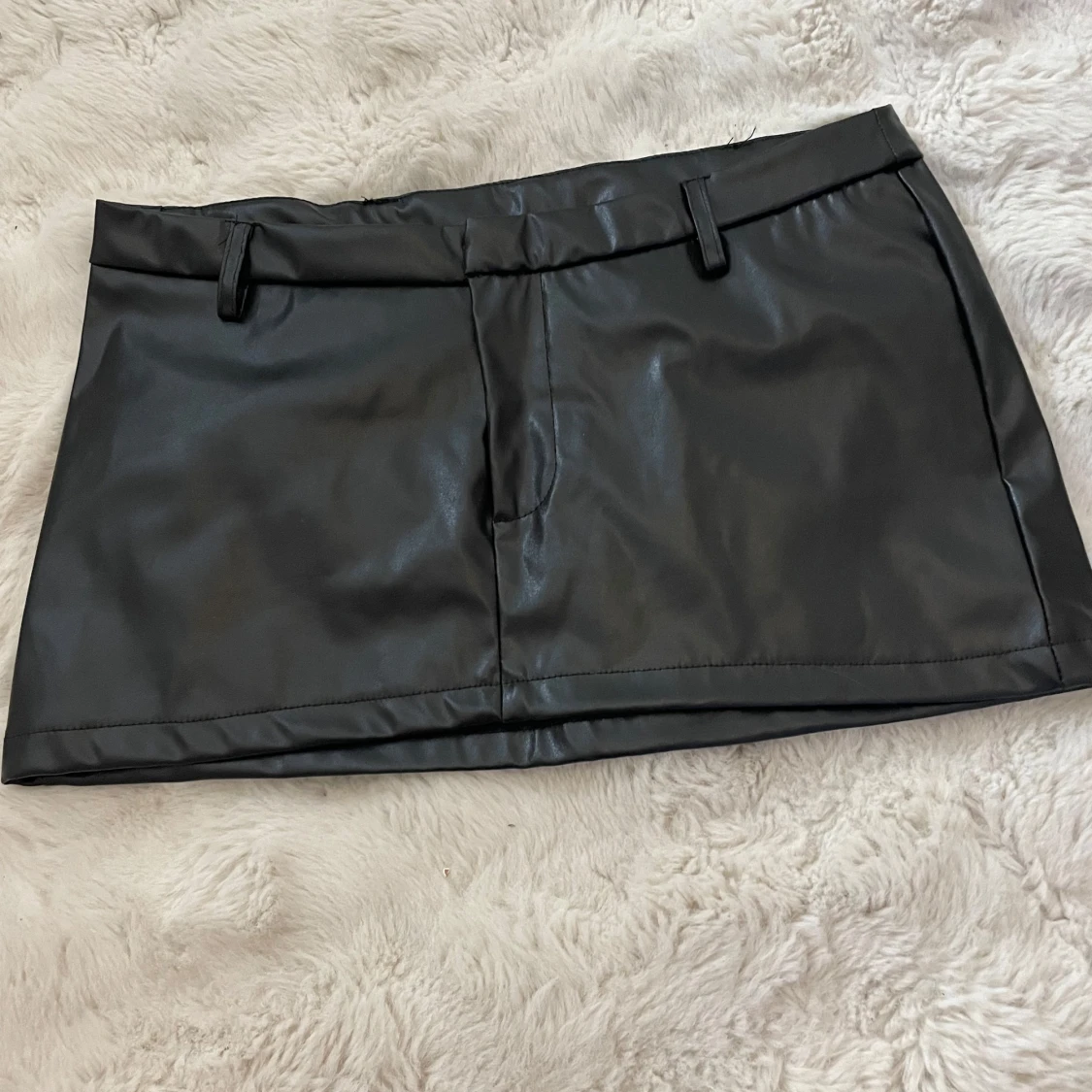 Svart lågmidjad mini kjol i skinn