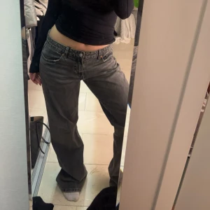 Grå jeans med rak passform - Snygga grå jeans med rak passform och klassisk design. De har en hög midja och är perfekta för en avslappnad stil. Passar bra till både sneakers och boots.