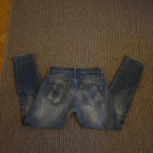 Dondup George - Mycket fina dondup jeans L 32 w 31 men sitter mer som w 29-30 Midjemått 37,5x2 Längd 95cm Sitter slim  Det är bara att höra av sig vid frågor!