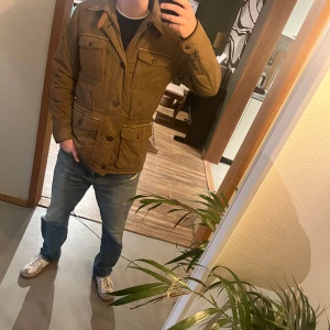 Brun jacka från Massimo Dutti - Snygg brun jacka från Massimo Dutti med knappar och flera fickor. Perfekt för februari/våren som kommer! Jackan är i M men sitter mer som en S/M skulle jag säga. Sjukt bra skick med dun på insidan. Hör av er vid frågor!👍