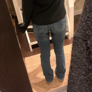 Blå bootcut jeans från Lee - Snygga blå bootcut jeans från Lee!