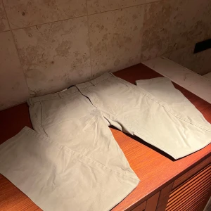 Beige chinos från Scotch & soda - Snygga beige chinos från Scotch & soda i en klassisk stil. Byxorna har en normal passform och är tillverkade i bomull, vilket gör dem bekväma och stilrena. Perfekta för en avslappnad men ändå uppklädd look.