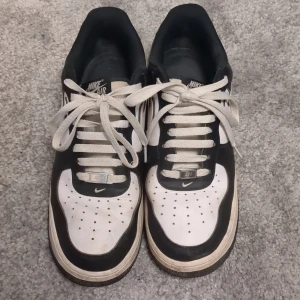  Air Force i svart och vitt - Snygga Air Force 1 svart och vit. Skorna är i bra skick men använda. Inte trasiga men för små för mig och jag behöver lite cash.