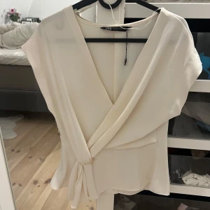 Blus från Zara - Populär blus från Zara. Använd ca 2 gånger. Super snygg och passar till allt🩷🩷🥰🥰