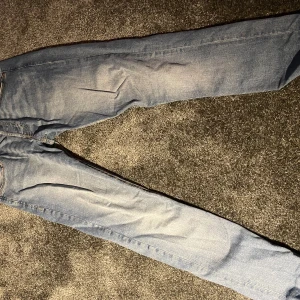 Blå jeans Slim/Glenn - Snygga blå jeans i slim fit-modell från Slim/Glenn. De har en klassisk design med fem fickor . Perfekta för en stilren look. Jack and Jones 