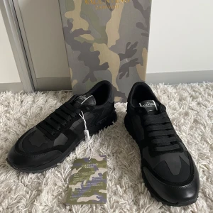 Svarta sneakers från Valentino - Valentino skor skriv vid frågor eller intresse🤝