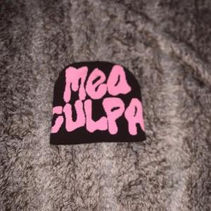 En brun rosa beanie - Använd 1 gång 10/10 i skick överallt helt ny och är ren och inga märken på. Dm’a mig ifall ni vill ha lite bättre pris😁👍