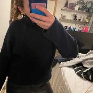 Stickad Polotröja - Säljer iväg denna super fina stickade polotröjan. Ganska tajt i kragen men inget man stör sig på. Marin blå i färgen och extremt stretchig🥰Strl XS men passar S också. Lite nopprig men inget man tänker på heller.