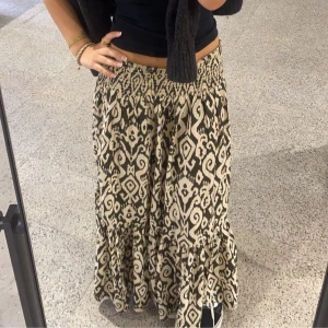 Mönstrad långkjol - Jätte söt långkjol från zara, använt ca 2 gånger💗